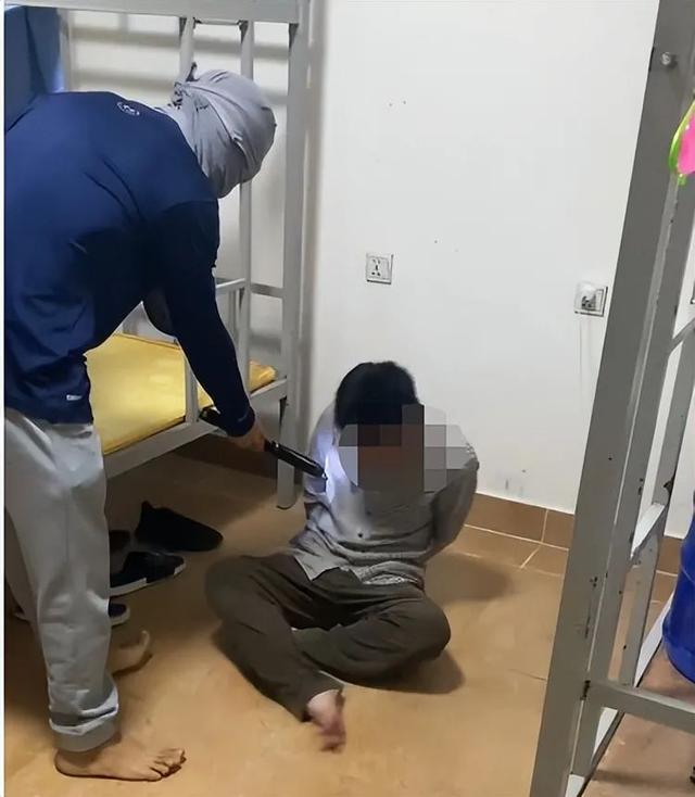 张浩被电棍电击 受访者供图