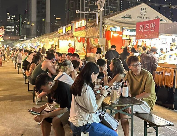 大排档前的游客 图片来源：受访者安琪提供