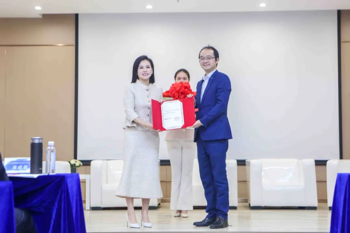 朱亮秘书长向周春卫颁发聘书