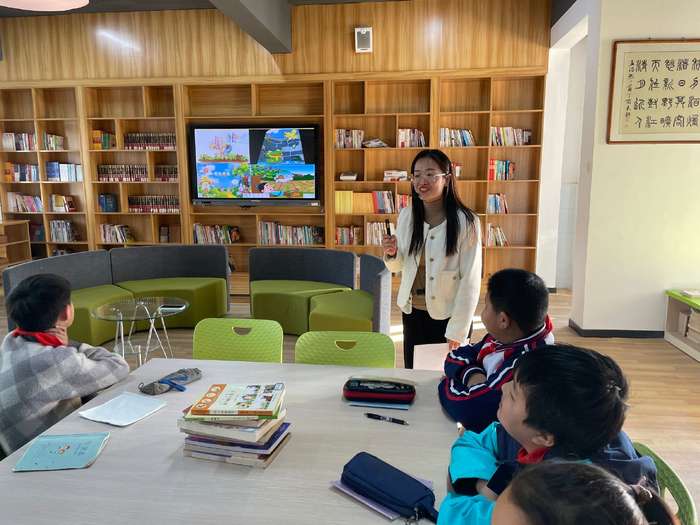 江苏徐州铜山区房村镇新庄小学教师在给学生上阅读分享课。宋成建 摄