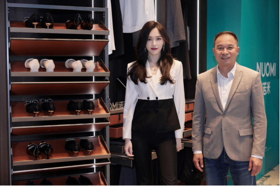 　　唐嫣亲身品鉴诺米产品 / 图源诺米官方