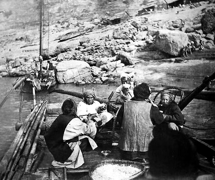     船上生活的人们