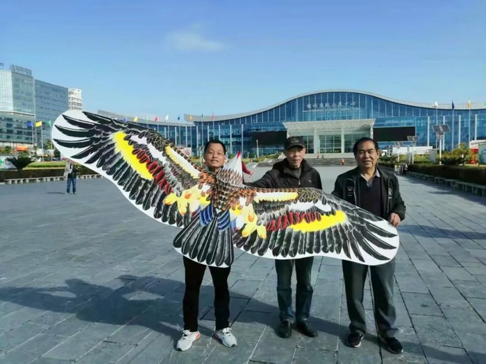 在甲天下广场，风筝爱好者展示一只纯手工制作的大风筝。