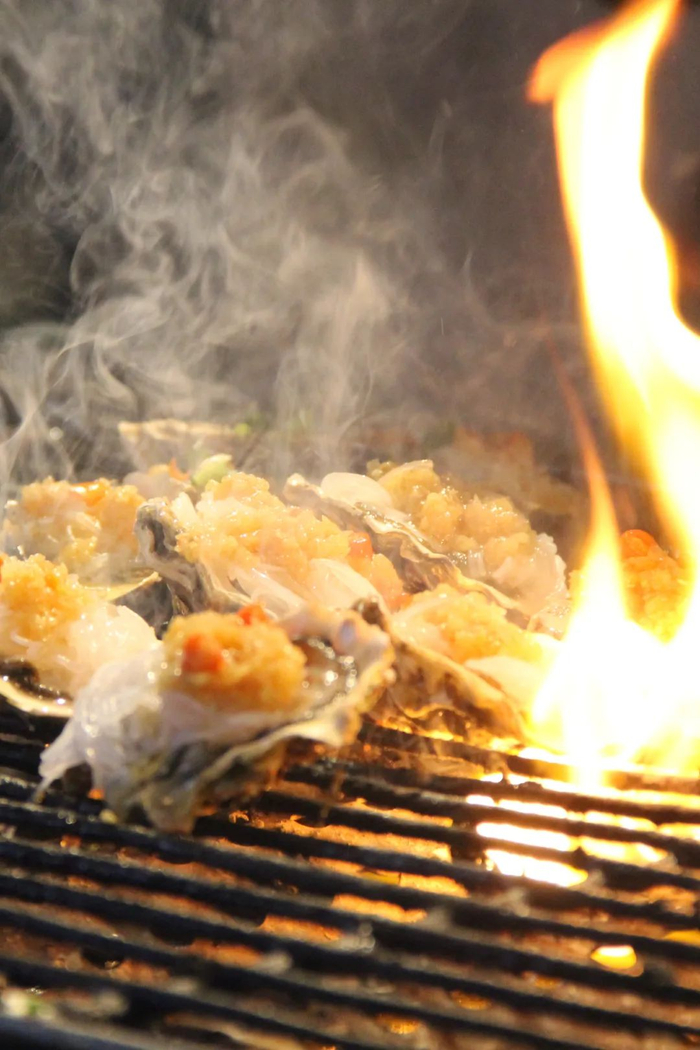   在胶东半岛吃烤生蚝，主打新鲜。