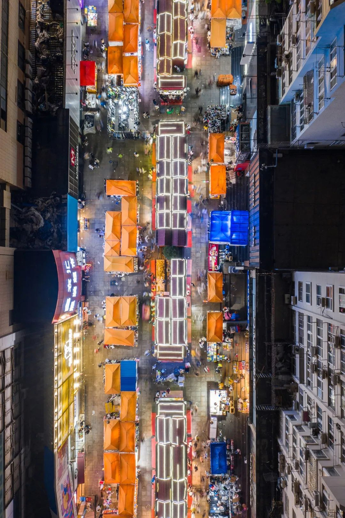   青岛台东夜市大排档。