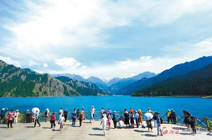 游客在天山天池景区游览（资料图片）。巴克达吾列提摄