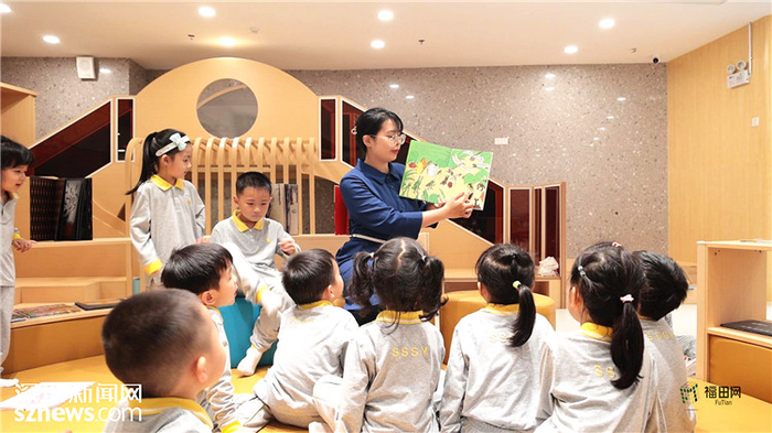 小朋友们正在绘本馆听老师讲故事。