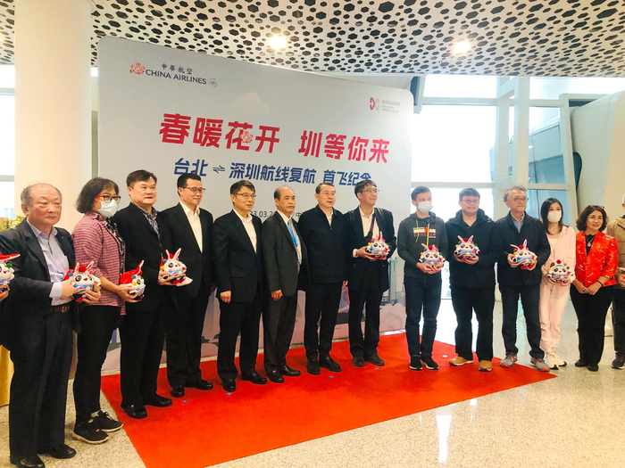 深圳台办和深圳机场特意为首班由台湾乘坐航班抵深的旅客准备了欢迎礼。（ 钟亚萍 摄）