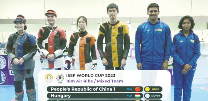     在射击世界杯印度站，中国队夺得射击10米气步枪混合团体赛金牌