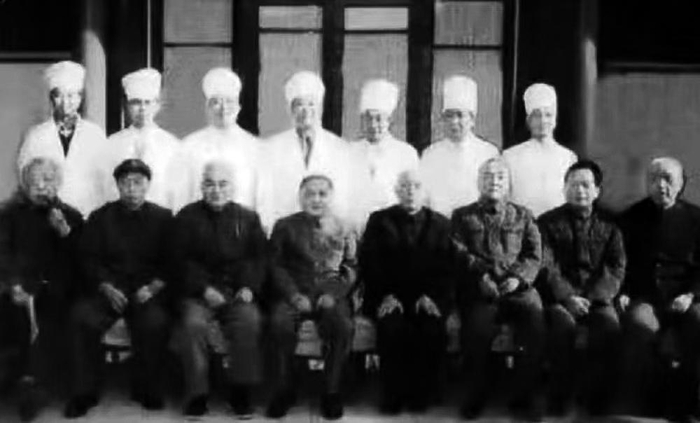     川菜大师们与邓小平等领导人合影（后排左起李新国，左五陈志刚，左六李耀华，左七郑显芳）