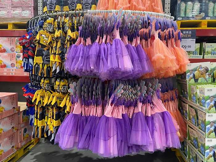 ▲ 顺义山姆会员店进门处的小花裙，fudi目前没有服装区。图 / 每日人物摄