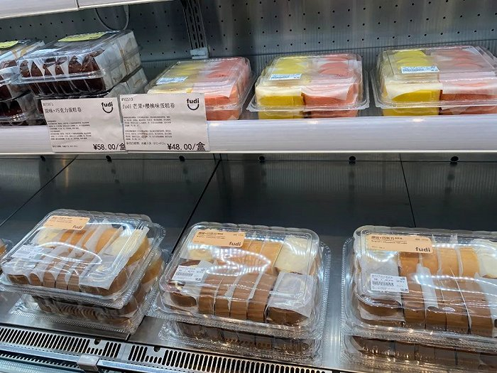 ▲ fudi烘焙区，这里是年轻人的聚集地，这里有与山姆相似的蛋糕卷。图 / 每日人物摄