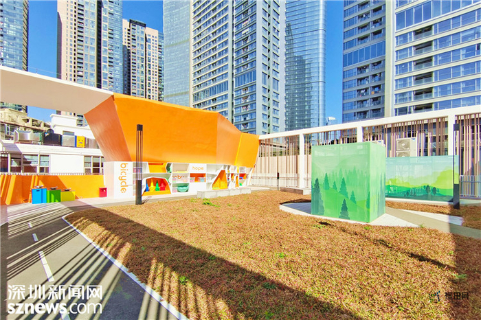 幼儿园在楼顶开辟户外运动场地。