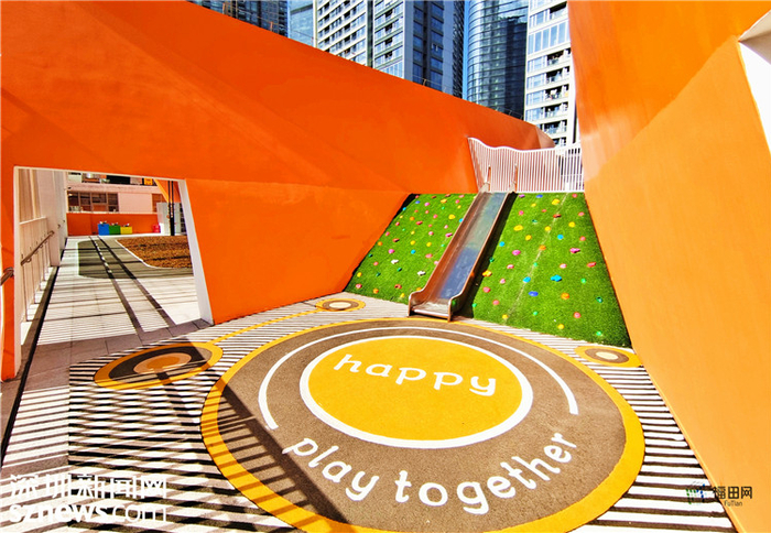 幼儿园楼顶设置了不同功能的活动区。