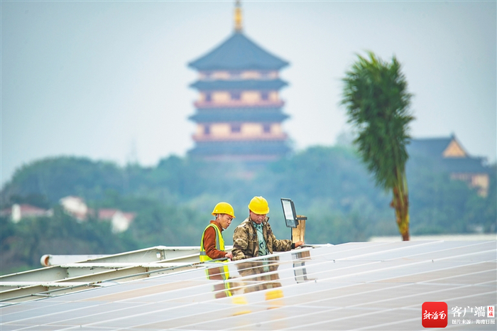 工人在博鳌一家酒店房顶安装光伏发电板。 特约记者 蒙钟德 摄