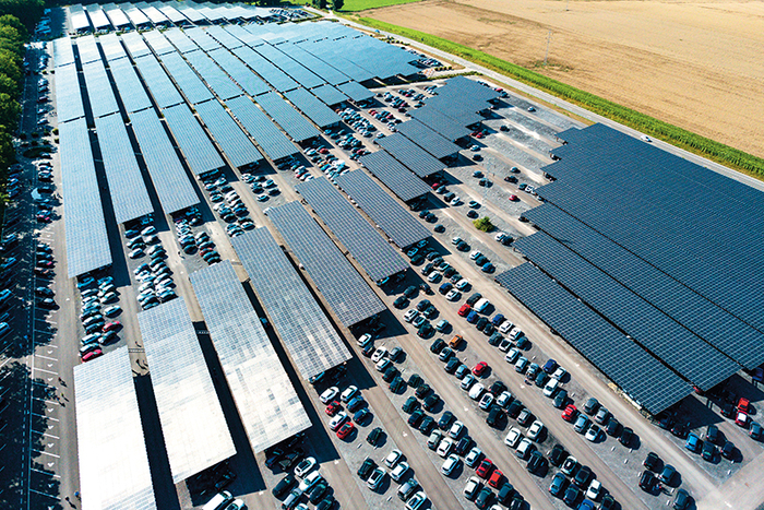 比利时布吕热莱特天堂动物园光伏停车场（2021 年 8 月 11 日摄）张铖摄 / 本刊