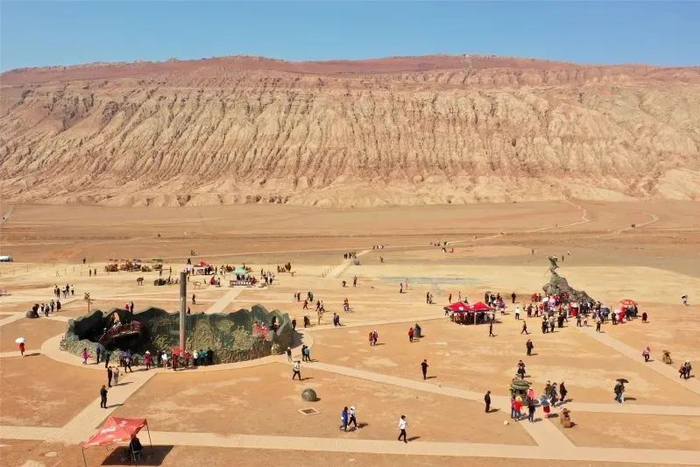 吐鲁番火焰山游人如织人气旺（资料图片）。石榴云/新疆日报记者蔡增乐摄