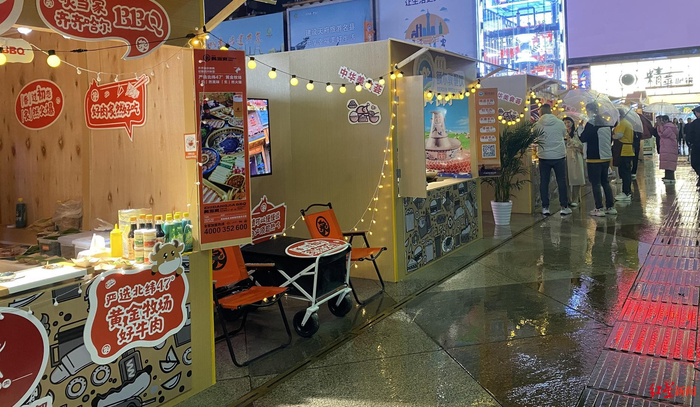 ▲川派餐饮消费季活动启动仪式在红星路广场举行