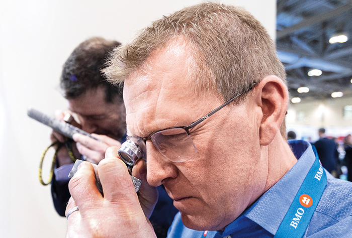 在加拿大多伦多举行的国际矿业大会上，与会者查看矿石样品（2023 年 3 月 5 日摄）邹峥摄 / 本刊