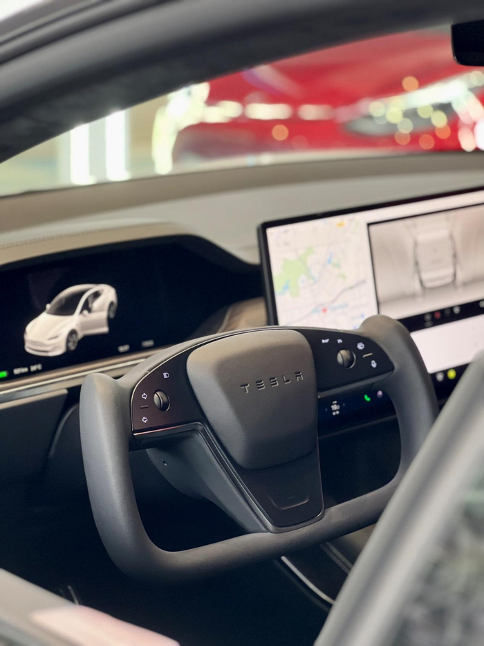 全新Model S配备Yoke方向盘。 特斯拉供图 华龙网发