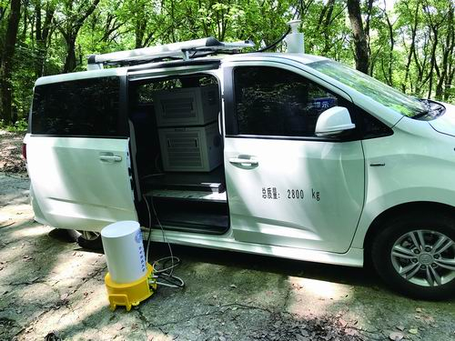 ▲华中科技大学研制冷原子重力仪，开展野外重力测量。