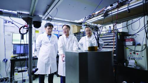 高克林（中）和同事开展钙离子光频标实验。