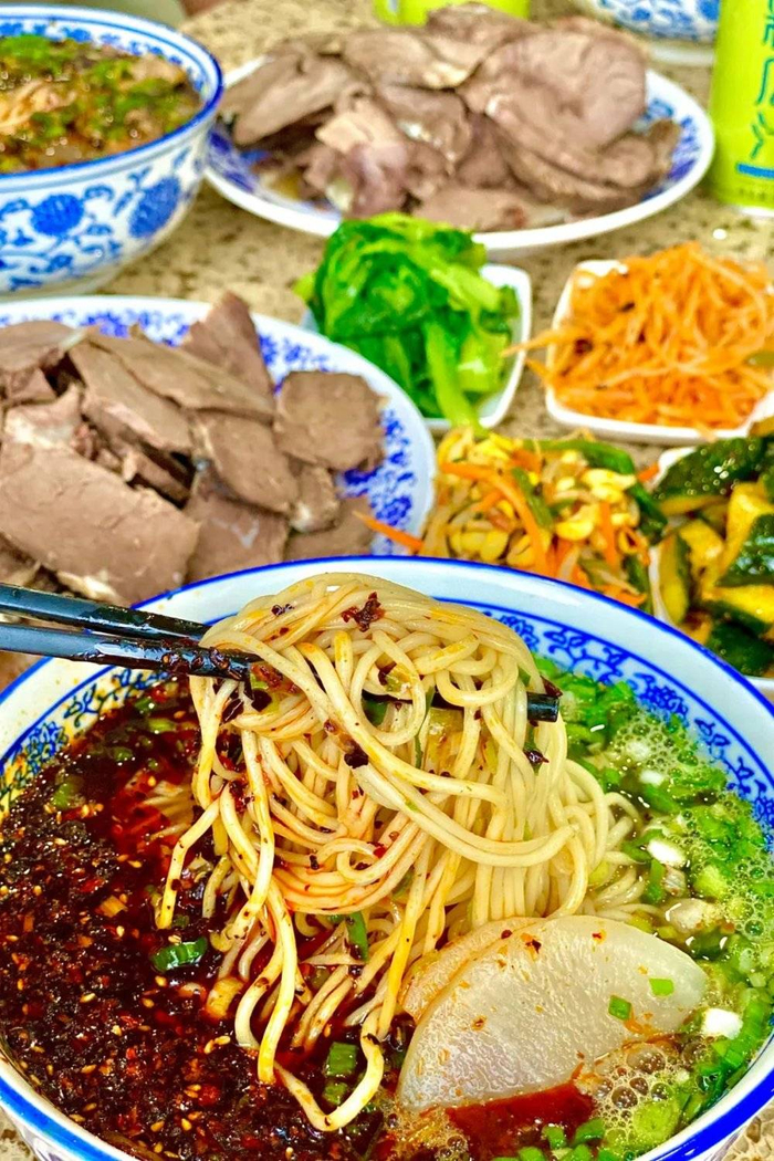 在兰州，一碗牛肉面配上两片肉，也不过十块出头。摄影/一然