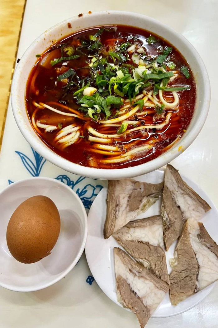 “肉蛋双飞”，一碗兰州牛肉面的豪华配置。摄影/砍柴书生