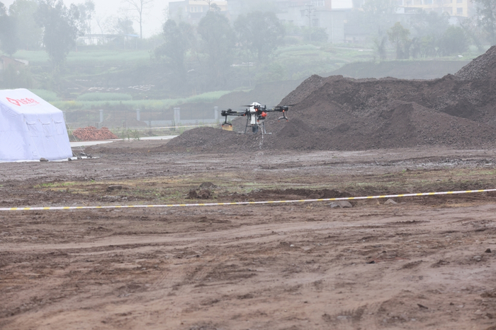 多功能无人机喷洒作业。重庆市生态环境局供图