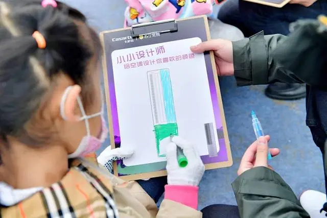 小朋友化身设计师参与涂鸦互动