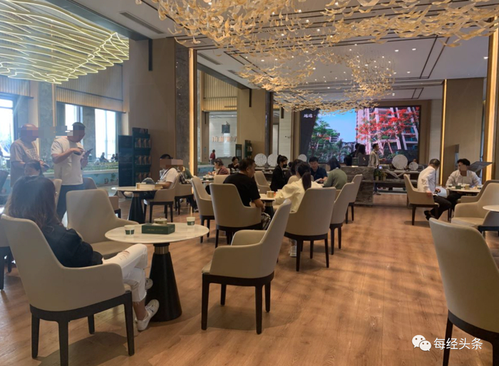 雨林时光售楼处坐满了人&nbsp;