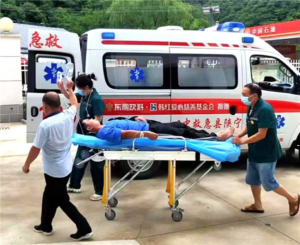 　　东鹏饮料捐赠的救护车正在转运病人