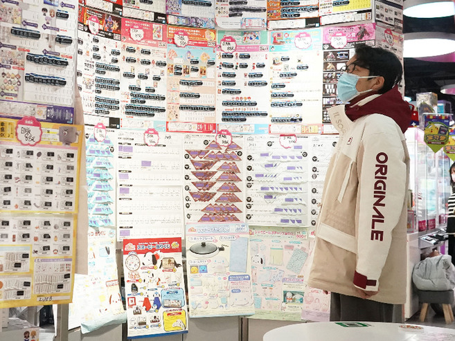 消费者在位于北京市东城区的一家购物中心查看“一番赏”票面。记者　任超　摄