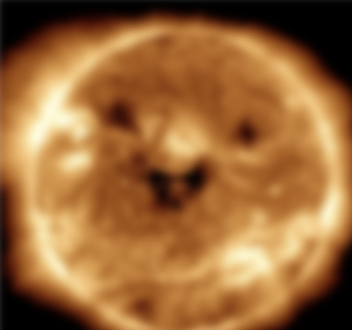 ↑2022年10月，美国国家航空航天局（NASA）的太阳动力学天文台用卫星捕捉到了一张照片，看起来仿佛太阳在“微笑”