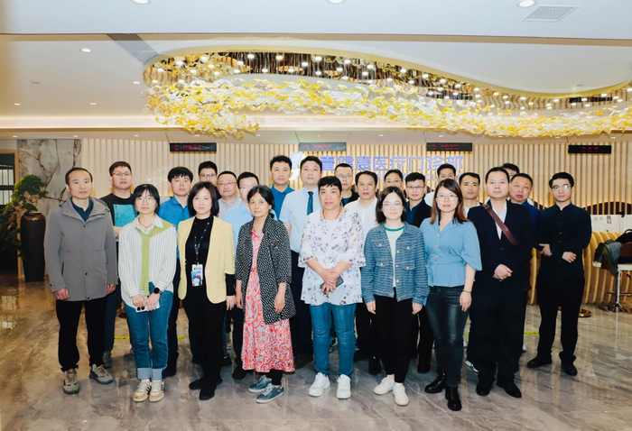 　　国内外医疗行业专家赴壹健康医疗门诊部参观交流