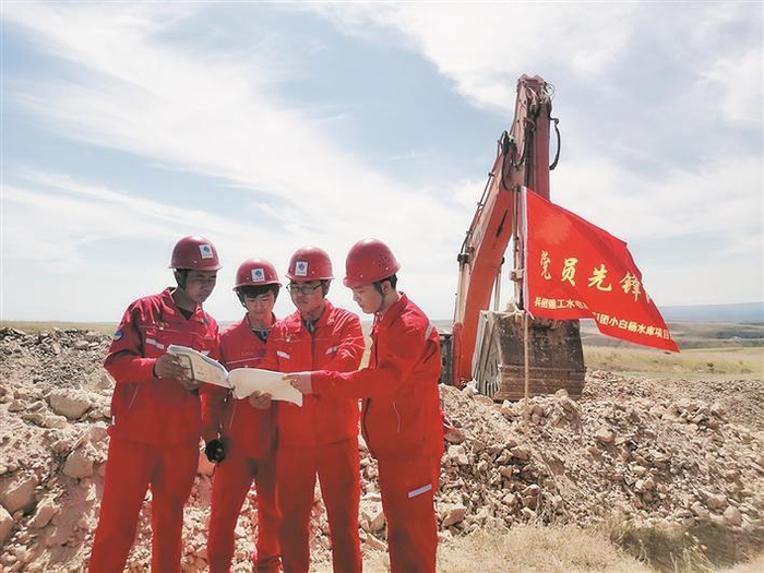     兵团建工水电集团钢结构公司一六一团小白杨水库建设项目部党员先锋队，在施工现场开展工作（资料图片）。祝程鹏  摄