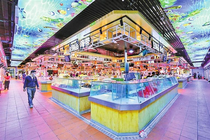 改造后的农贸市场让市民购物更加舒适。