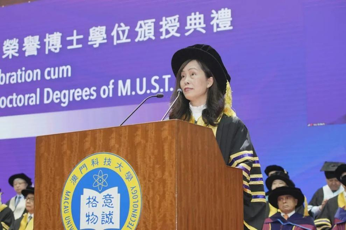 　　▲行政长官代表、社会文化司司长欧阳瑜女士致辞