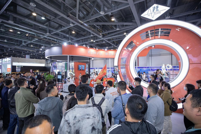 　　△沪光展位人潮汹涌，成为现场一道风景线