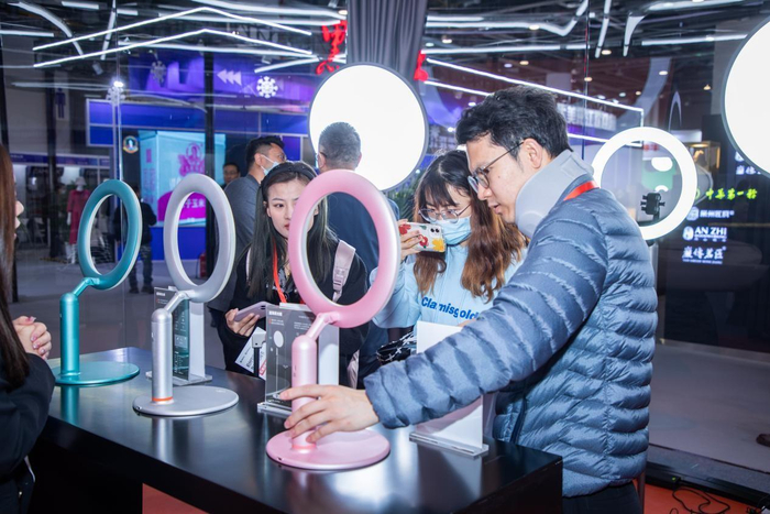 　　△观众亲身接触产品，感受沪光黑科技