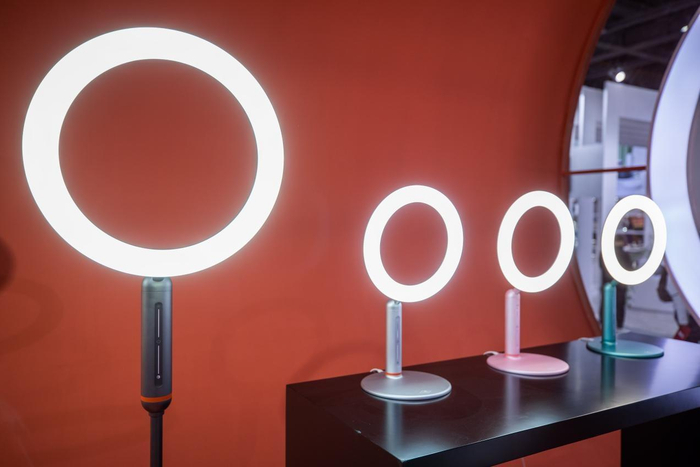 　　△沪光王牌产品亮相展会，收获“高颜值”的美誉