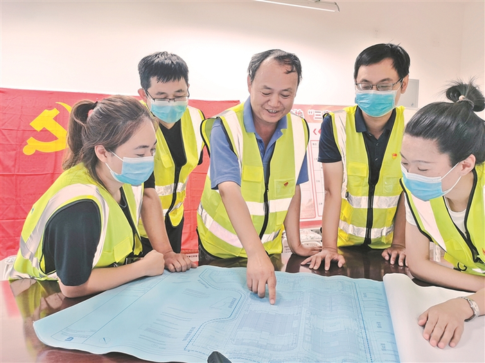     新疆兵团水利水电工程集团有限公司技术骨干（右三）帮助青年员工提升岗位技能和专业素质（资料图片）。李朦  摄