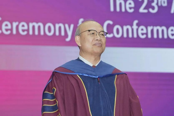 　　▲王恩哥教授获颁授荣誉理学博士学位