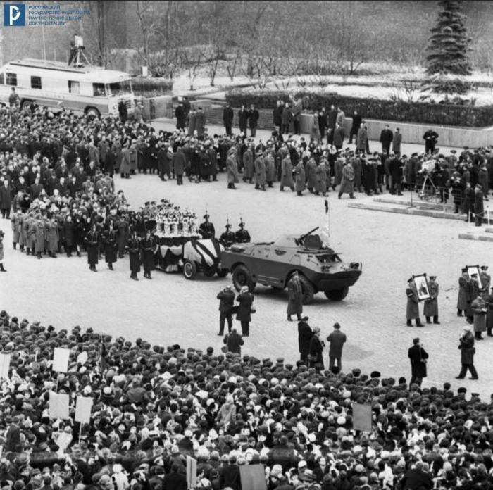 　　1968年3月30日，加加林和谢列金的葬礼，图为红场上的送葬队伍。（图片来源：俄罗斯国家科学技术文献档案馆官网）
