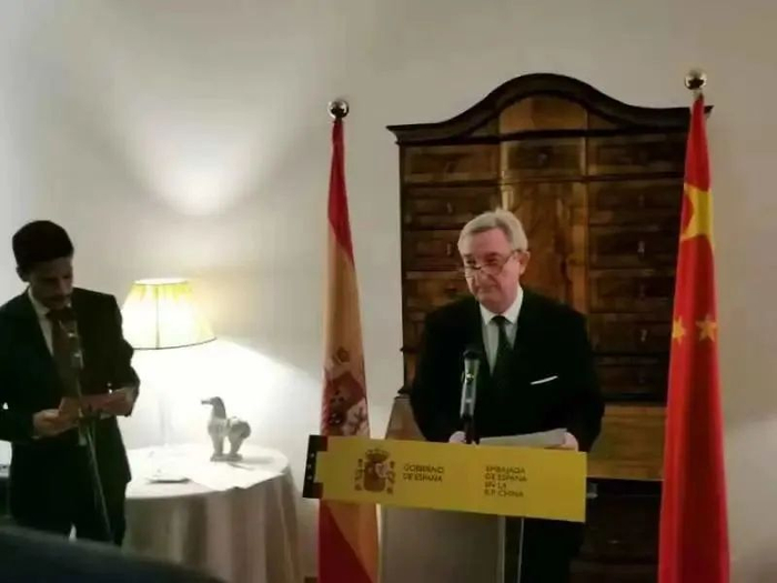 图片西班牙驻华大使拉斐尔·德斯卡亚（Rafael Dezcallar）发表主旨演讲