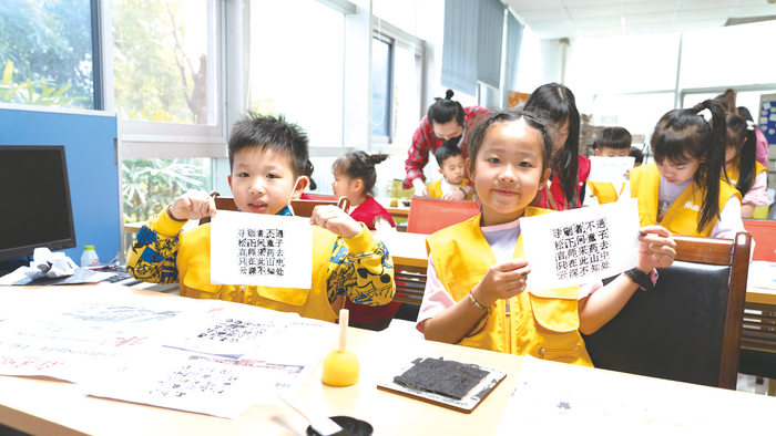     ▲“看，我用活字印刷术印出的古诗”