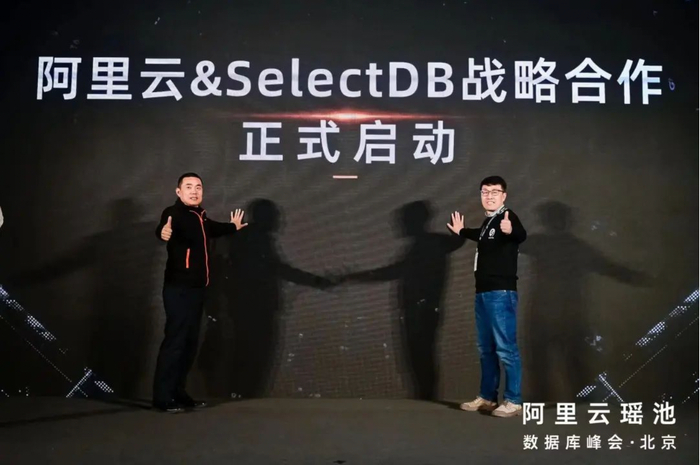 　　阿里巴巴集团副总裁、阿里云数据库事业部负责人李飞飞与 SelectDB CEO 连林江现场签约