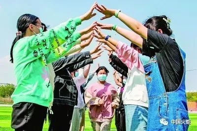 安徽省含山县铜闸学校组织学生开展“体验趣味游戏、关爱心理健康”活动。欧宗涛摄/光明图片