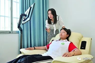 在湖北省襄阳市保康县歇马镇中心学校，心理健康辅导教师为学生播放音乐，放松身心。杨韬摄/光明图片