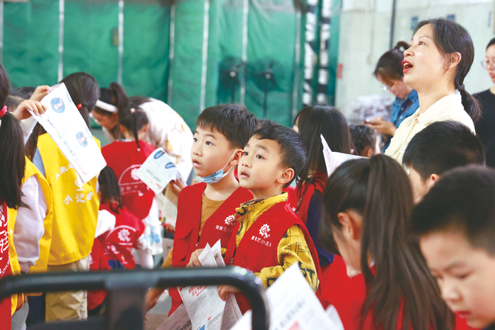     ◀“哇，我们看的报纸是这样印出来的！”